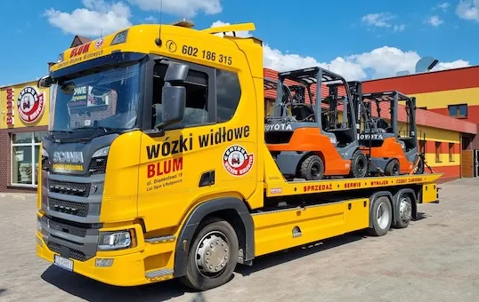 Transport wózków widłowych – jak przebiega i na czym polega?