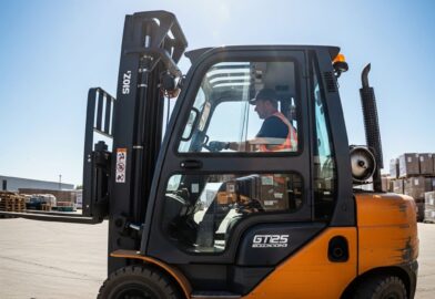 Jak klimatyzacja w wózku widłowym wpływa na komfort i bezpieczeństwo pracy?
